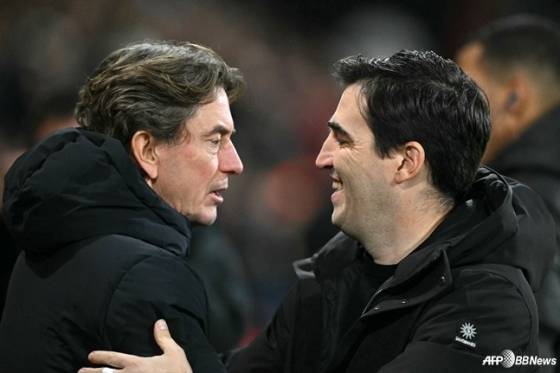 토마스 프랭크(왼쪽) 토트넘 홋스퍼 감독이 8일(한국시간) 영국 본머스 바이탈리티 스타디움에서 열린 2025~2026시즌 잉글랜드 프리미어리그(EPL) 경기 전 안도니 이라올라 감독과 인사하고 있다. /AFPBBNews=뉴스1