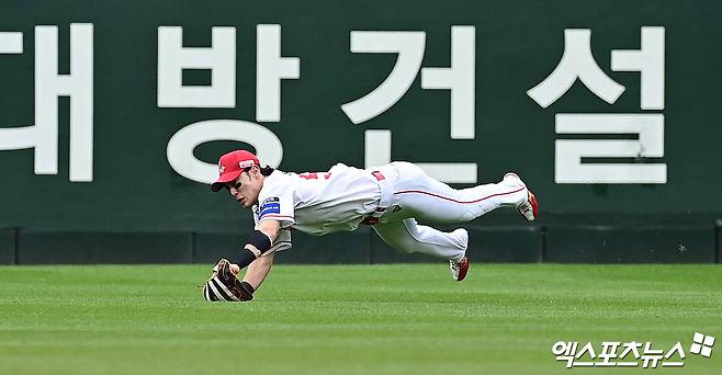 9일 오후 인천SSG랜더스필드에서 열린 '2025 신한 SOL Bank KBO 포스트시즌' 삼성 라이온즈와 SSG 랜더스의 준플레이오프 1차전 경기, 2회초 1사 1,2루 SSG 중견수 최지훈이 삼성 이재현의 플라이 타구를 호수비로 처리하고 있다. 엑스포츠뉴스 DB