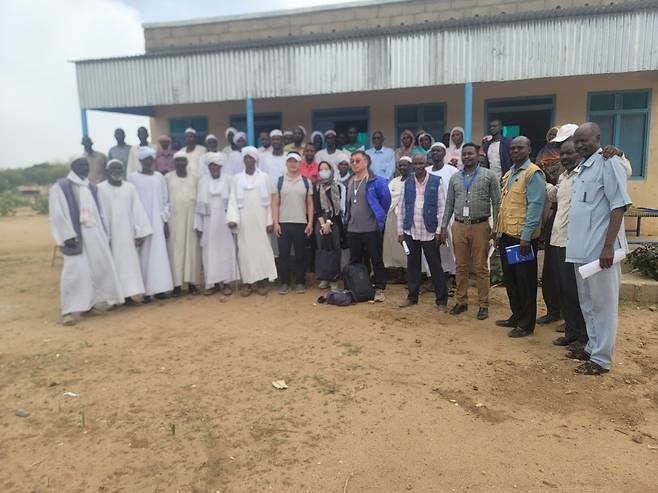 마을주민과 함께 기념 촬영 [김영완 제공. 재판매 및 DB 금지]