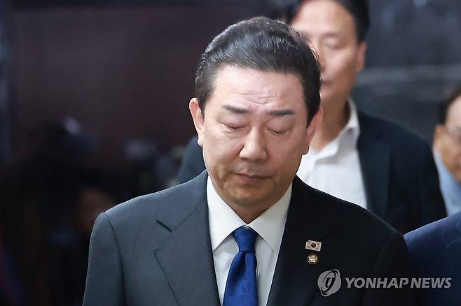 의총 참석하는 김병기 전 원내대표 (서울=연합뉴스) 신현우 기자 = 더불어민주당 김병기 전 원내대표가 30일 국회에서 본회의를 앞두고 열린 의원총회에 참석하고 있다. 2025.12.30 nowwego@yna.co.kr