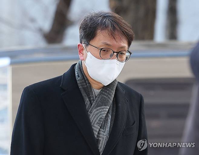 경찰 조사 출석한 박대준 전 쿠팡 대표 (서울=연합뉴스) 류영석 기자 = 지난 9월 국정감사를 앞두고 더불어민주당 전 김병기 전 원내대표를 만나 식사를 한 박대준 전 쿠팡대표가 8일 경찰 조사를 받기 위해 서울경찰청 마포청사에 참고인 신분으로 출석하고 있다.
    김 전 원내대표는 박 전 대표를 만나 쿠팡에 취업한 자신의 전 보좌관의 인사에 영향을 미치려 했다는 의혹을 받고 있다. 2026.1.8 ondol@yna.co.kr