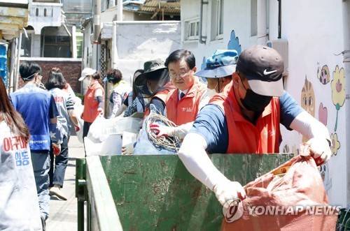 광주 북구, 공동체·통합돌봄 현장점검     (광주=연합뉴스) 광주 북구는 16일 저소득층 밀집지역 복지수준 향상을 위한 공동체·통합돌봄 프로그램 현장점검을 실시했다. 사진은 관내 한 저장강박증 세대에서 문인 북구청장과 임동행정복지센터 직원, 봉사회원들이 봉사활동을 하고 있는 모습. 2023.6.16 [광주 북구 제공. 재판매 및 DB 금지]
    iny@yna.co.kr