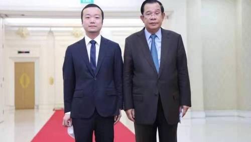 프린스그룹의 천즈 회장(왼쪽)과 훈센 전 캄보디아 총리 [성도일보 캡처. 재판매 및 DB금지]