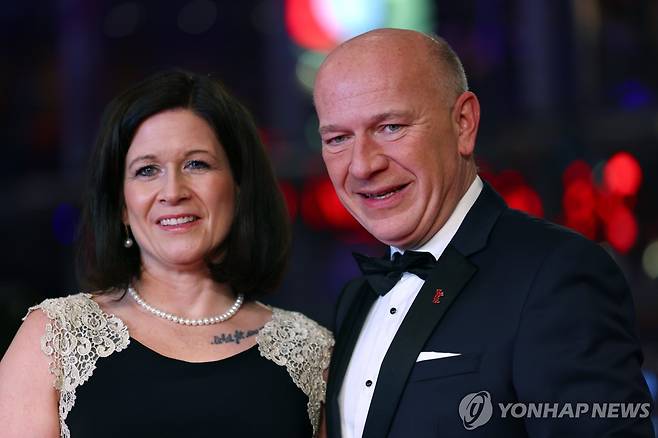 카이 베그너 베를린 시장(오른쪽)과 테니스 상대 카타리나 귄터뷘슈 교육장관 [EPA 연합뉴스 자료사진. 재판매 및 DB 금지]