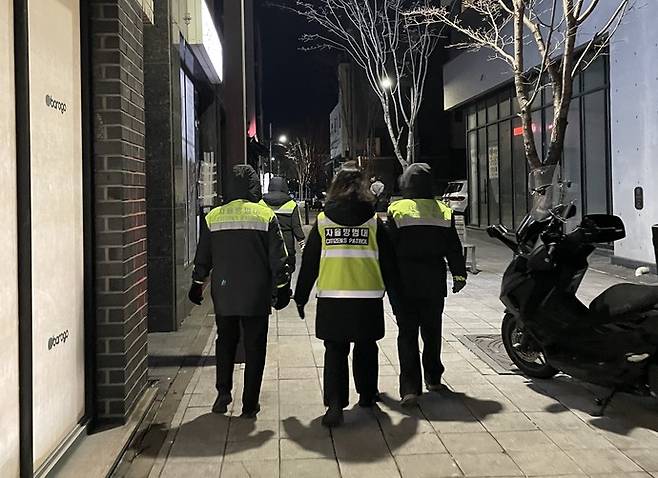 동탄8동 자율방범대가 지난 5일 새해맞이 민관경 합동 순찰을 하고 있다. 사진제공 화성시