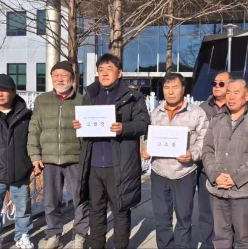 ◇박재순 양구 계절근로자 고용주협의회장(사진 가운데)과 피해 농가들이 8일 오전 11시께 강원경찰청에 방문해 고소, 고발장을 제출했다. 사진=양구 계절근로자 고용주협의회 제공