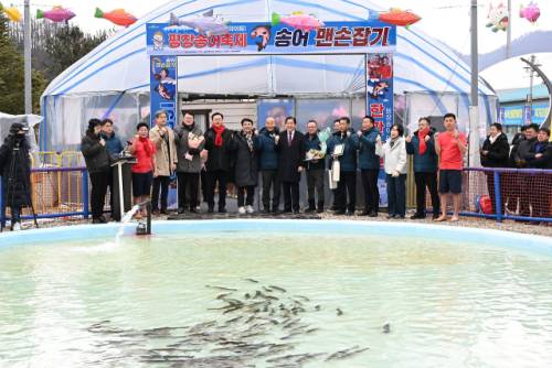 2026년 평창송어축제 개막식이 9일 평창군 진부면 맨손송어잡기장에서 김대현 문화체육관광부 제2차관, 김진태 강원특별자치도지사, 유상범 국회의원, 심재국 평창군수, 남진삼 평창군의회 의장 등 내빈과 장문혁 평창송어축제위원장 및 축제위원회, 주민, 관광객이 참석한 가운데 열렸다.