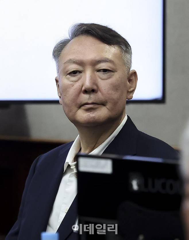 윤석열 전 대통령이 지난 9월 26일 서울 서초동 서울중앙지법에서 열린 특수공무집행방해 혐의 재판에 출석하고 있다. (사진=이데일리 이영훈 기자)