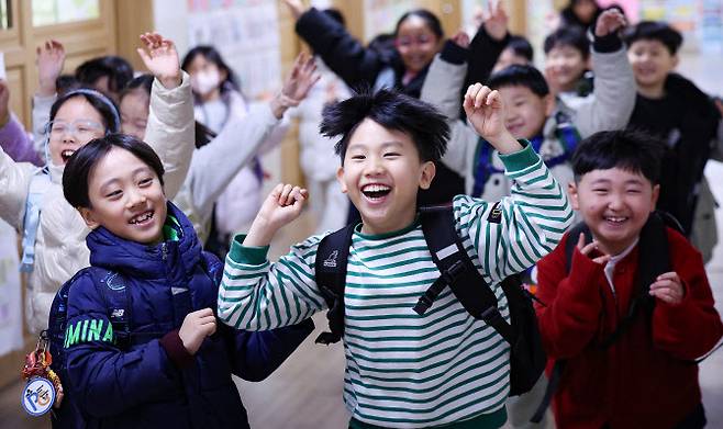 지난달 30일 대구 동구 팔공초등학교에서 겨울 방학식을 마친 어린이들이 교실을 나서고 있다.(사진=연합뉴스)
