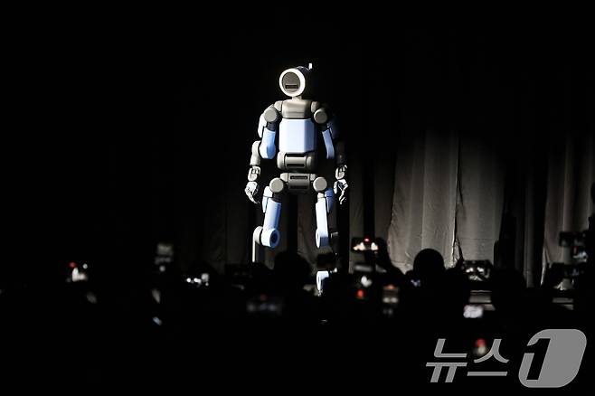 세계 최대 가전·정보기술(IT) 전시회 'CES 2026' 개막을 하루 앞둔 5일(현지시간) 미국 네바다주 라스베이거스 만달레이베이에서 열린 현대차그룹 프레스 컨퍼런스에서 차세대 전동식 아틀라스 개발형 모델이 공개되고 있다. (공동취재) 2026.1.6/뉴스1 ⓒ News1 황기선 기자