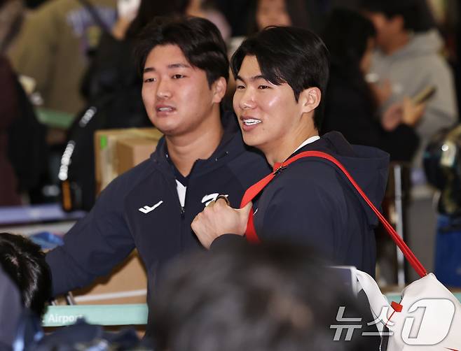 야구 국가대표팀 김혜성, 고우석이 9일 오전 인천국제공항 제1여객터미널에서 월드베이스볼클래식(WBC) 대비 1차 전지훈련을 위해 사이판으로 출국하고 있다. 2026.1.9/뉴스1 ⓒ News1 구윤성 기자