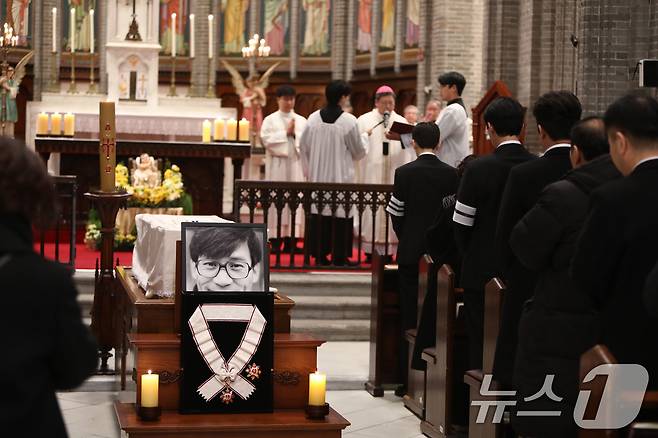 천주교 서울대교구장 정순택 대주교가 9일 서울 중구 명동성당에서 故 안성기(사도 요한) 배우의 장례미사를 집전하고 있다. (천주교 서울대교구 제공. 재판매 및 DB 금지) 2026.1.9/뉴스1 ⓒ News1 임세영 기자