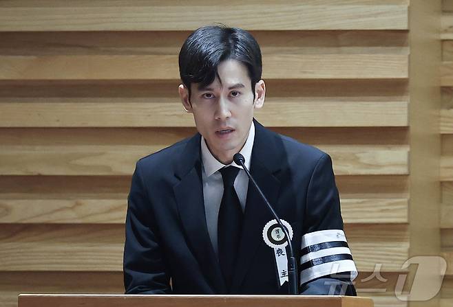 故 안성기의 장남 안다빈 작가가 9일 서울 중구 명동성당에서 진행된 故 안성기의 영결식에서 인사말을 하고 있다. (공동취재) 2026.1.9/뉴스1 ⓒ News1 권현진 기자