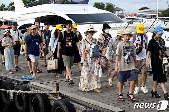 인도네시아 휴양지 발리섬 세랑간에서 중국인 관광객들이 덴파사르행 보트에 줄지어 탑승하고 있다. 2023.1.25. ⓒ AFP=뉴스1 ⓒ News1 김성식 기자