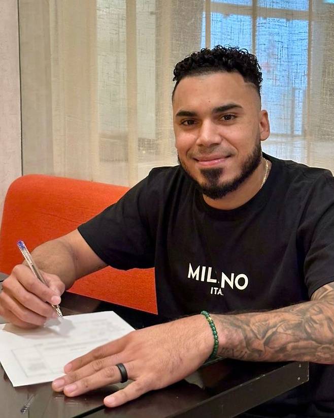 KIA 새 외국인 타자 해럴드 카스트로가 계약서에 사인하는 모습. 사진 | KIA 타이거즈