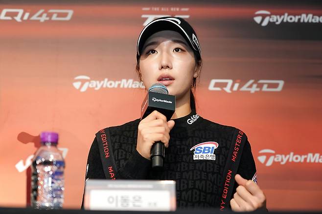 9일 서울 워커힐 호텔 빛의 시어터에서 열린 테일러메이드 ‘2026 언팩트 인비테이셔널’ 신제품 출시 행사에서 이동은이 인터뷰를 하고 있다. 사진 | 테일러메이드