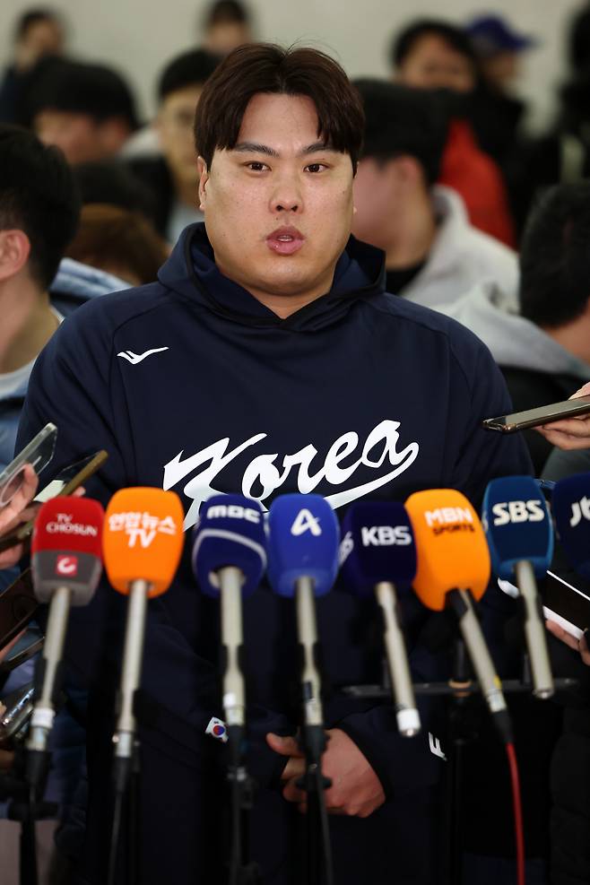 인터뷰하는 류현진

    (영종도=연합뉴스) 윤동진 기자 = 한국 야구대표팀 류현진이 9일 인천국제공항 1터미널에서 월드베이스볼클래식(WBC) 1차 캠프지인 사이판 출국에 앞서 취재진과 인터뷰를 하고 있다. 2026.1.9

    mon@yna.co.kr

(끝)





<저작권자(c) 연합뉴스, 무단 전재-재배포, AI 학습 및 활용 금지>