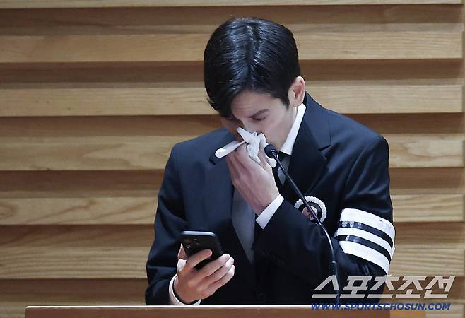 고 안성기 영결식이 9일 오전 서울 중구 명동성당에서 열렸다. 고인의 아들 안다빈씨가 인사말을 하고 있다. 명동성당=송정헌 기자songs@sportschosun.com/2026.01.09/