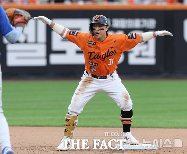 FA 미아 신세가 된 손아섭이 올 시즌에도 한화 이글스 유니폼을 입을지 관심이 모아진다. 한화 이외엔 갈 팀이 없는 것이 현실이다. /뉴시스