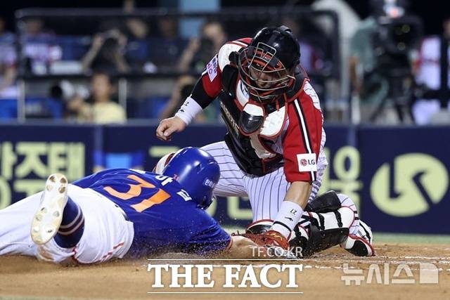 손아섭은 장타력은 전성기에 비해 많이 떨어졌지만 콘텍트 능력은 아직 리그 정상급이다. 특히 '허슬 플레이'는 후배 선수들의 귀감이 되고 있다. /뉴시스