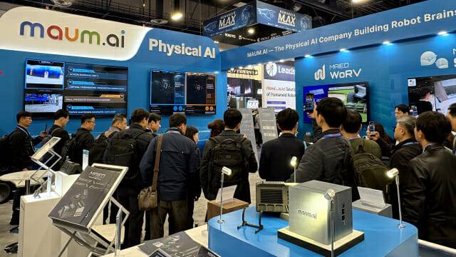 CES 2026 참관객들이 마음AI 부스를 둘러보고 있다.