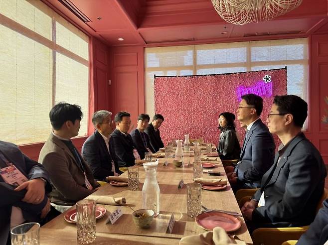 CES 2026이 열리고 있는 라스베이거스의 한 식당에서 과기정통부와 혁신 창업기업간의 간담회가 열리고 있다. 사진=백종민 테크스페셜리스트