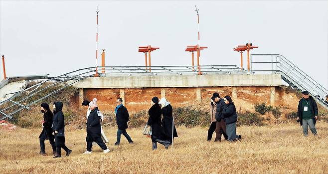 179명이 사망한 무안 제주항공 참사 1주기인 지난달 29일 전남 무안공항에서 유가족들이 사고기가 충돌한 둔덕 주변을 지나가고 있다. /뉴스1
