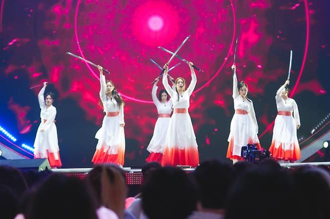 마스터 예심 진 이소나가 속한 현역부A의 검무 퍼포먼스. /TV조선