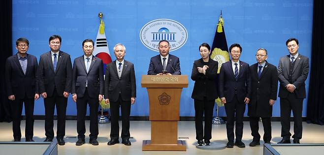 김원이 더불어민주당 전남도당위원장과 양부남 광주시당위원장 등이 9일 서울 여의도 국회 소통관에서 광주전남 통합 관련 청와대 오찬간담회 브리핑을 하고 있다. /뉴스1