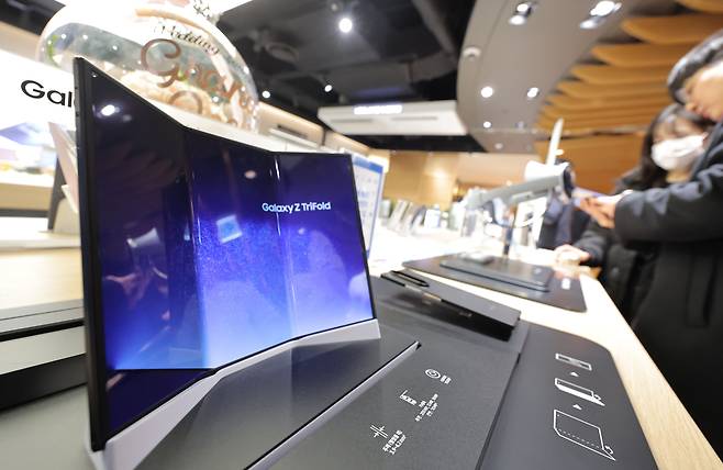 삼성전자가 두 번 접는 스마트폰 '갤럭시 Z 트라이폴드'의 3차 판매를 진행한 6일 서울 중구 삼성스토어 롯데 본점에 체험 상품이 전시돼있다./연합뉴스