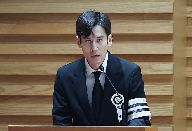 故 안성기의 장남 안다빈 씨가 9일 서울 중구 명동성당에서 진행된 고(故) 안성기의 영결식에서 인사말을 하고 있다./공동취재