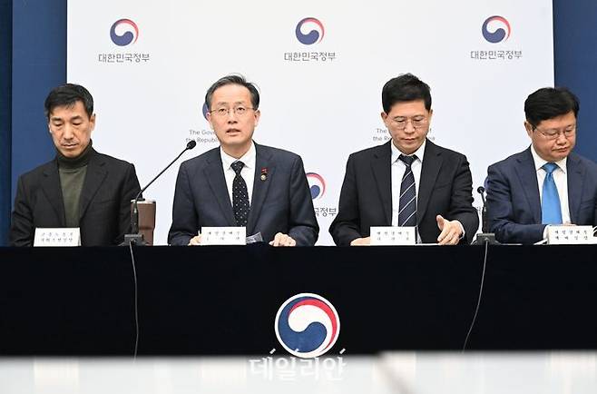 이형일 재정경제부 차관이 2026년 경제성장전략에 대해 발표하고 있다.ⓒ재정경제부