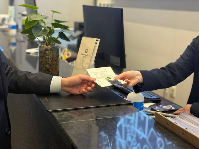 그랜드시티호텔 창원이 체크인 고객에게 행운의 메시지를 전하는 네잎클로버를 전달하는 ‘웰컴 이벤트’를 선보인다고 9일 밝혔다. 그랜드시티호텔 제공