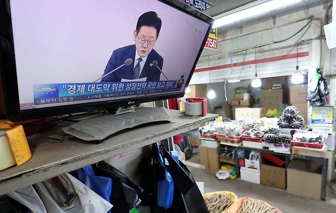 9일 서울 동대문구 경동시장에서 한 상인이 이재명 대통령의 경제성장전략 국민보고회를 시청하고 있다.(ⓒ뉴스1, 무단 전재-재배포 금지)