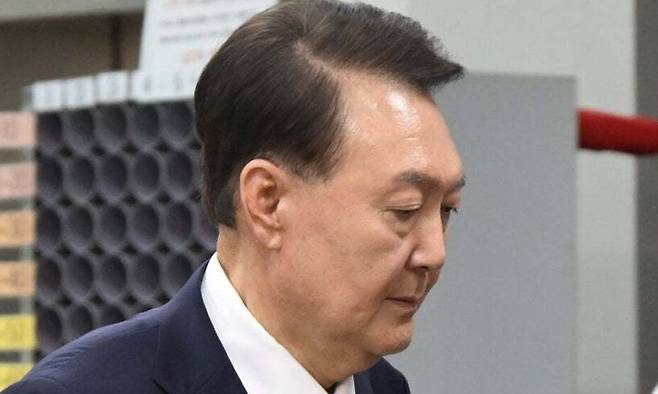 윤석열 전 대통령이 서울 서초구 서울중앙지방법원에서 구속 전 피의자 심문(영장실질심사)을 마치고 법원을 나서고 있다. 사진공동취재단