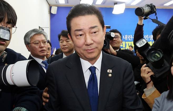 김병기 더불어민주당 의원이 2025년 12월30일 국회에서 본회의를 앞두고 열린 의원총회에 참석하고 있다. 연합뉴스