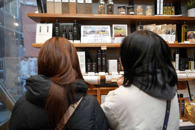 2일 서울 중구 쿠엔즈버킷을 찾은 일본 관광객들이 가게를 살펴보고 있다. 임지훈 인턴기자