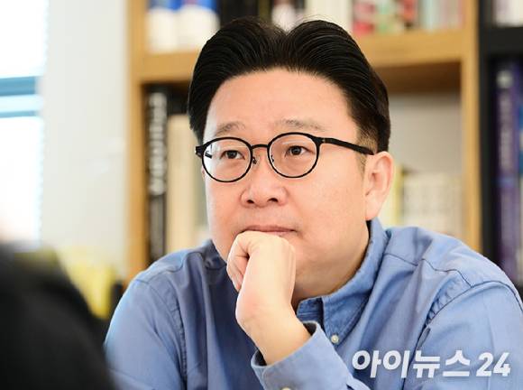 '한국 홍보 전문가' 서경덕 성신여자대학교 교수가 9일 서울 관악구에 위치한 개인 사무실에서 아이뉴스24와 인터뷰를 갖고 있다. [사진=정소희 기자]