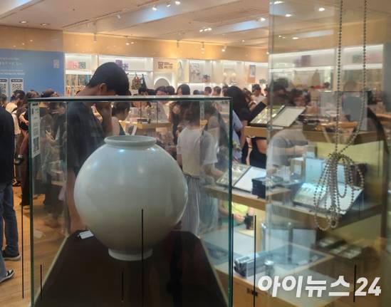 국립중앙박물관 굿즈 샵이 이용객들로 인산인해를 이루고 있다. [사진=설래온 기자 ]