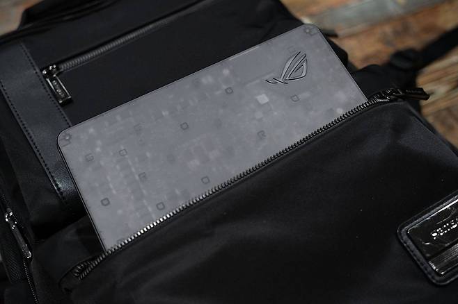 에이수스 ROG XG 모바일 GC34R-034는 중간 크기 이상의 백팩에 들어갈 정도로 소형화된 점이 특징이다 / 출처=IT동아