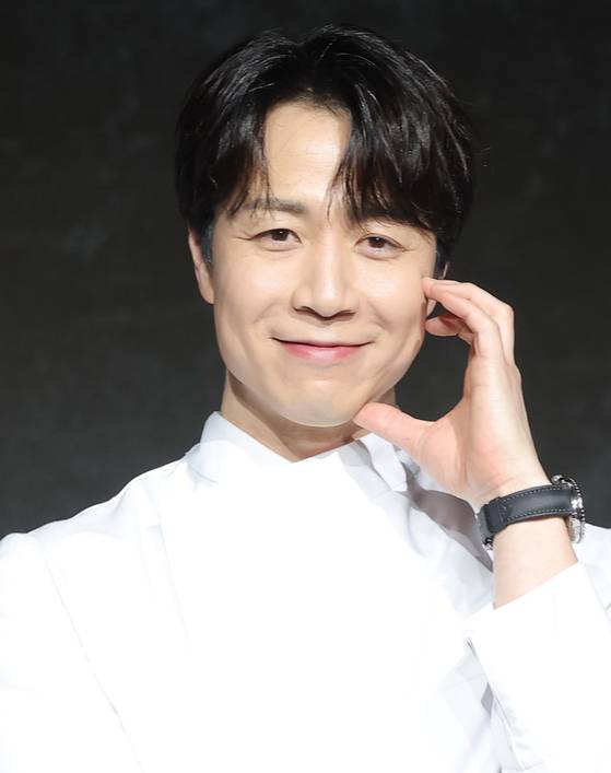 손종원 셰프가 지난해 12월17일 오전 서울 종로구 JW메리어트동대문스퀘어에서 열린 넷플릭스 예능 '흑백요리사: 요리 계급 전쟁2' 제작발표회에 참석해 포즈를 취하고 있다. 뉴스1