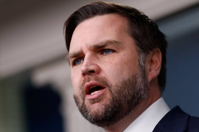 현지시간 8일, JD밴스 부통령이 백악관에서 직접 브리핑을 진행하고 있다. EPA=연합뉴스