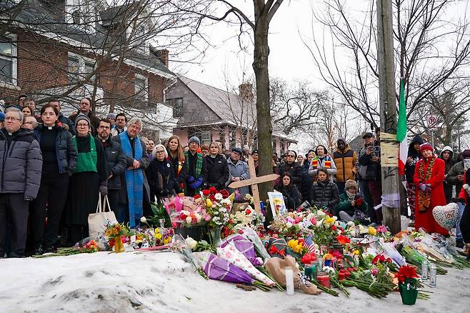 현지시간 8일 미국 미네소타주 미니애폴리스에서 한 여성이 이민세관집행국(ICE) 요원에게 총격을 받아 사망한 현장 근처에서 수백 명의 성직자들이 기자회견을 위해 모였다. ICE 요원들은 1월 7일 미니애폴리스 남부에서 이민 단속 작전을 수행하던 중 르네 니콜 굿을 그녀의 차량 안에서 총격해 살해했다. EPA=연합뉴스