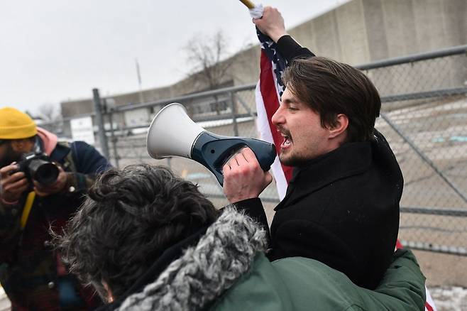 현지시간 8일 미네소타주 세인트폴 소재 헨리 위플 연방청사 밖에서 ICE(미국 이민세관집행국)를 지지하는 반대 시위자가 반(反) ICE 시위자들을 향해 고함치고 있다. AFP=연합뉴스