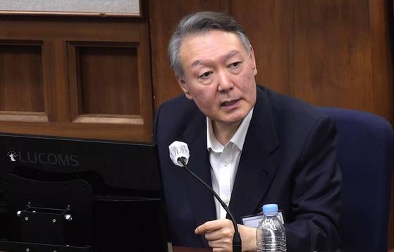 윤석열 전 대통령이 지난해 12월 29일 서울 서초구 서울중앙지방법원에서 열린 내란 우두머리 혐의 속행 공판에 출석해 발언하고 있다. 서울중앙지법 제공