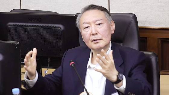 고위공직자범죄수사처(공수처) 체포영장 집행 방해 및 국무위원 심의권 침해로 재판에 넘겨진 윤석열 전 대통령이 지난해 12월 26일 서울 서초구 중앙지방법원에서 열린 1심 결심 공판에서 최후 진술을 하고 있다. 뉴스1