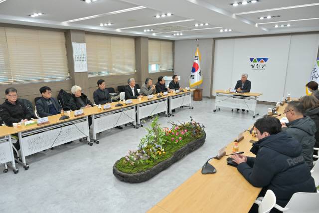 ▲ 1980사북시민상영위원회는 9일 정선군청을 방문, 최승준 군수와 영화‘1980 사북’ 에 대해 의견을 나누고 올해 열리는 제46주년 사북항쟁 기념식에 많은  관심을 요청했다.