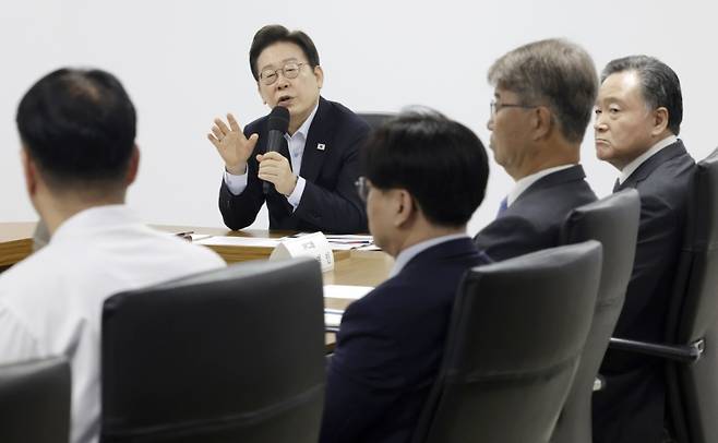▲ 지난해 7월 25일, 경기 시흥시 SPC 삼립 시화공장에서 열린 산업재해 근절 현장 노사간담회에서 발언하는 이재명 대통령 [연합뉴스]&nbsp;