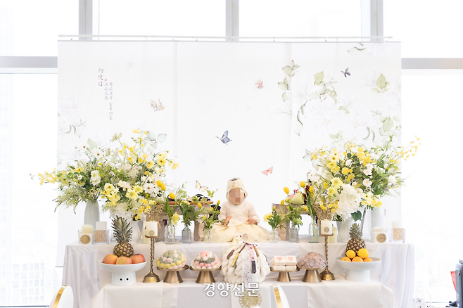 2024년 5월 인천의 한 컨벤센터에 마련된 돌상과 아이의 모습. 이나영씨 제공