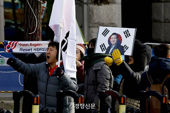 윤석열 전 대통령의 내란우두머리 결심공판이 열린 9일 서울중앙지방법원 앞에서 윤 전 대통령의 지지자들이 시위를 열고 있다. 문재원 기자